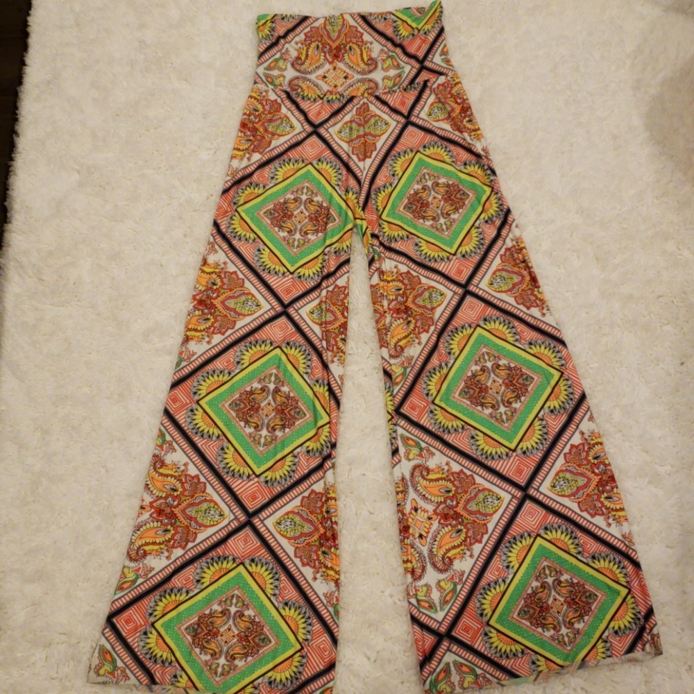 Flowing long pants with a gorgeous fun pattern